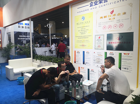四川客户莅临Ag环亚集团(Asia Gaming)展位了解成套生产线项目