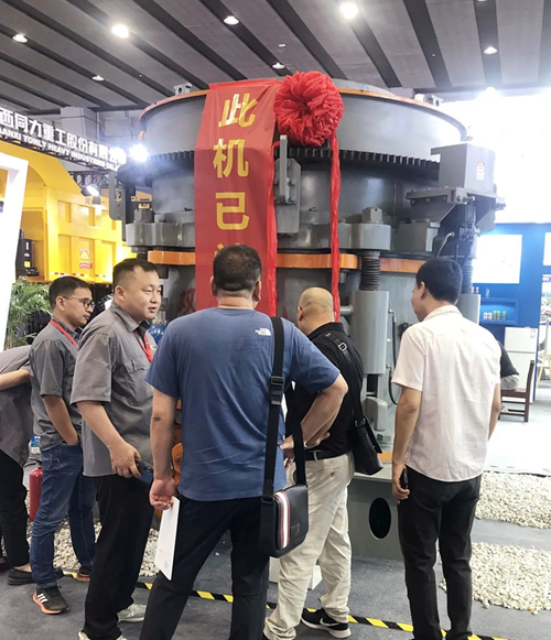众多客户到Ag环亚集团(Asia Gaming)展位前咨询交流多缸液压圆锥机